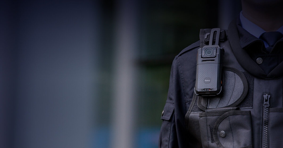 LiveSmart_cl's tweet card. A partir de noviembre de 2025, la Ley 21.659 obligará a todo el personal operativo de seguridad privada a utilizar cámaras corporales,