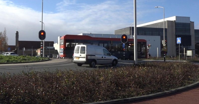 Wéér ongeluk op Aalsmeerse rotonde