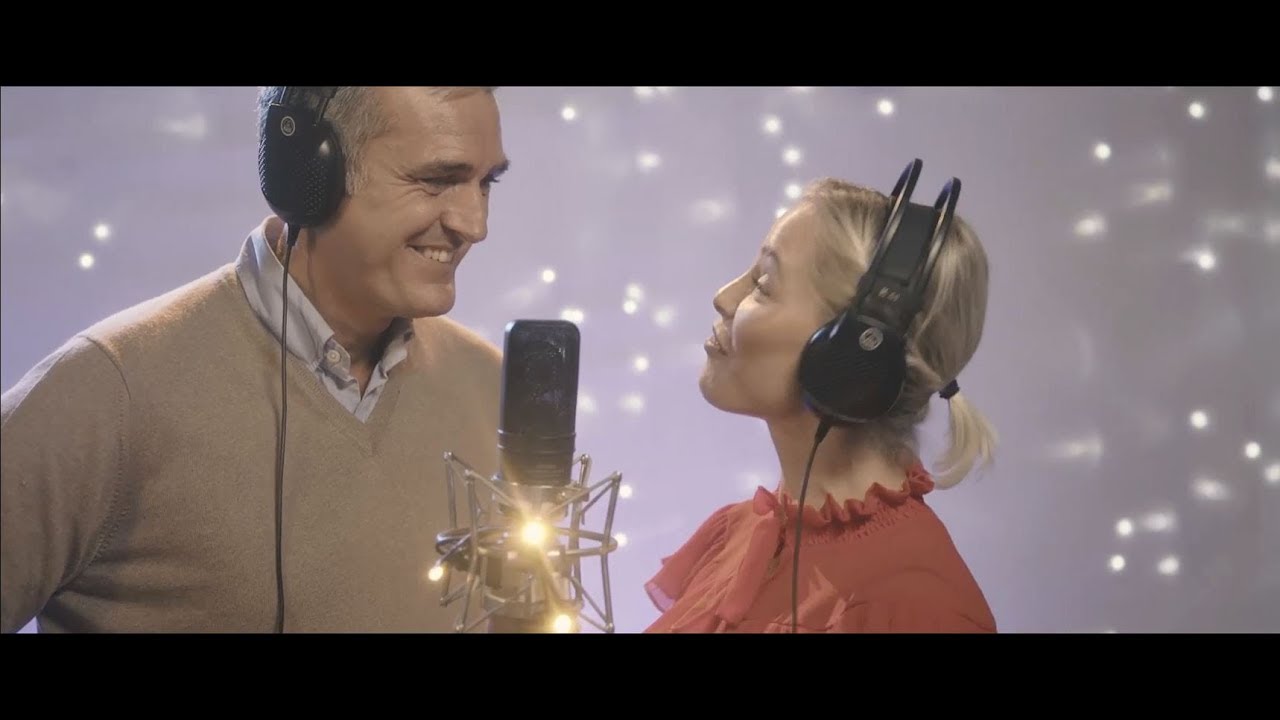 PwC_Spain's tweet card. Villancico PwC España 2017: #VivelaNavidadPwC