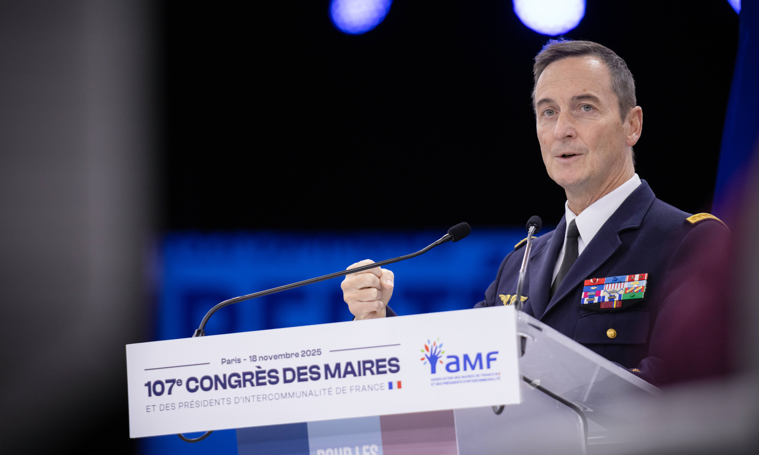 JohnnyRamone91's tweet card. Si certains ont dénoncé le contenu du discours de Fabien Mandon face aux maires de France, il convient de s'interroger sur sa forme : le plus haut gradé doit-il discourir en uniforme, devant les...