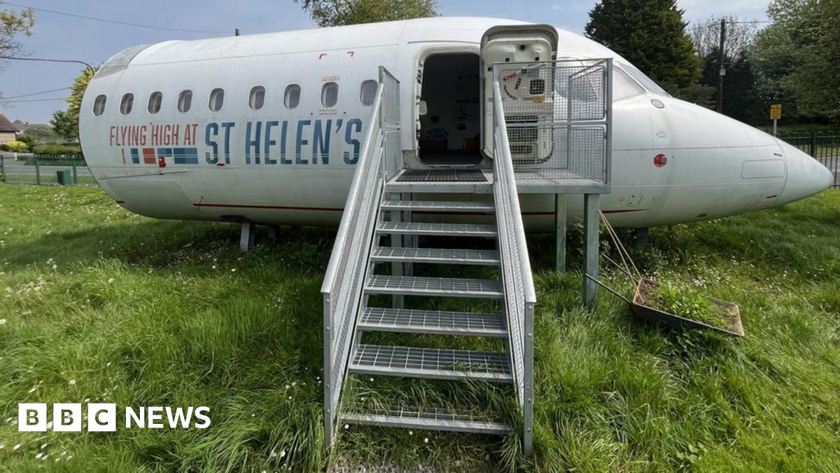 EmilyBooksBlog's tweet card. Students at St Helen's Primary School, near Bristol, think the new library is "really cool".