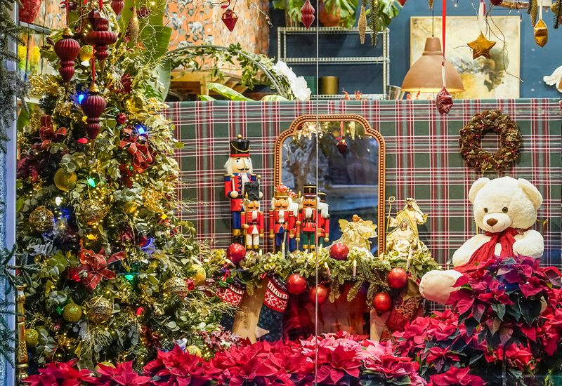 elresurgirdemad's tweet card. El Ayuntamiento vuelve a convocar sus concursos de escaparates en la Zona Centro y los barrios, una iniciativa que premia la creatividad, iluminación y ambiente festivo. Las inscripciones estarán...