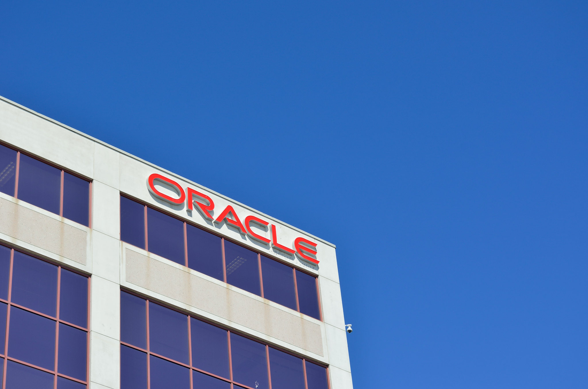AlexlopezOracle's tweet card. Oracle adds AI capabilities to core database and launches a lakehouse platform - SiliconANGLE