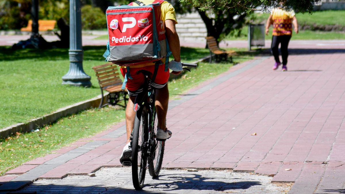 editor_platense's tweet card. Un informe de la Fundación Encuentro reveló datos alarmantes sobre las condiciones de trabajo de los repartidores. El debate en el marco de la reforma laboral