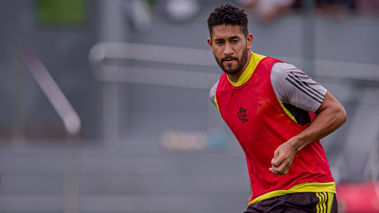 andrehernan's tweet card. Zagueiro tem treinado separadamente do restante do elenco do Flamengo