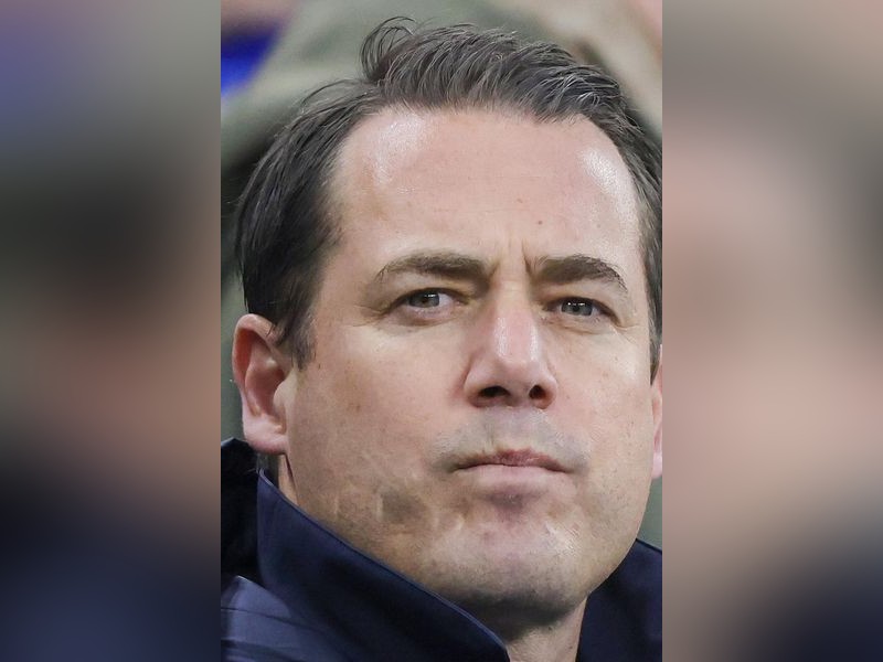 ChristianWoop's tweet card. Der BVB ist in die Länderspielpause gestolpert. Seit dem ist die Kritik größer geworden. Jetzt wehrt sich BVB-Chef Lars Ricken.