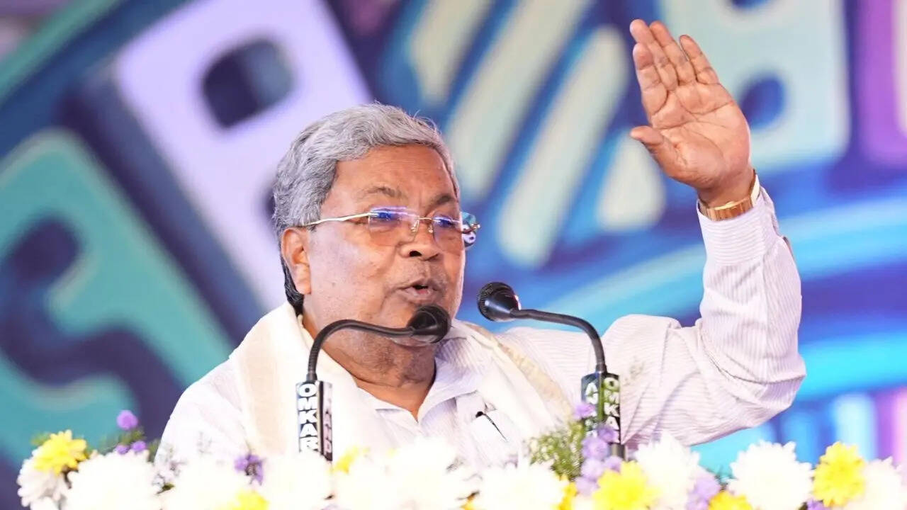 TNNavbharat's tweet card. Karnataka CM Change Debate: कर्नाटक में एक बार फिर से मुख्यमंत्री बदलने की अटकलें तेज हो गई हैं। इस बीच, मुख्यमंत्री सिद्दारमैया ने लीडरशिप बदलने की अटकलों को 'बेवजह की बहस' करार दिया। जब सिद्दारमैया...