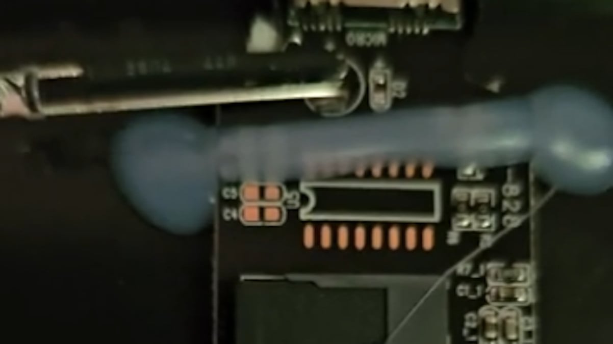 TweakTown's tweet card. Oh, and a metal weight to try and give the external hard drive some heft to make it feel more realistic, as yet another tech buyer gets scammed.