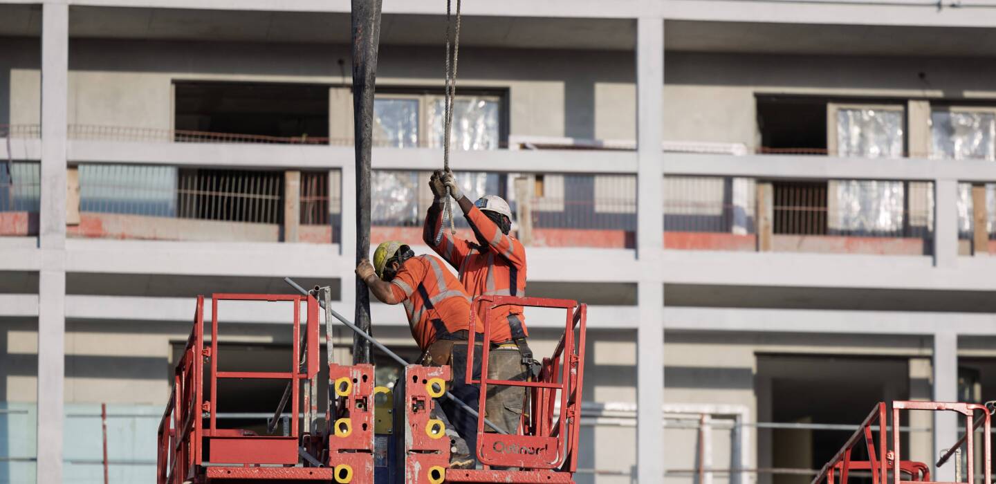 PatrickMartin_1's tweet card. Le bilan 2025 de la construction sera sans doute l'un des plus mauvais. Les bailleurs sociaux achètent moins et les investisseurs particuliers sont aux abonnés absents