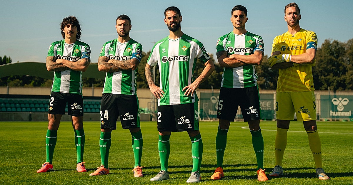 AFDLP's tweet card. El jugador de Arroyo de la Miel ha protagonizado la protocolaria foto de capitanes de cada temporada junto a Bellerín, Aitor, Bartra y Adrián