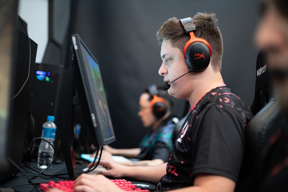 dust2_br's tweet card. Time vai disputar a LAN Circuit X em novembro