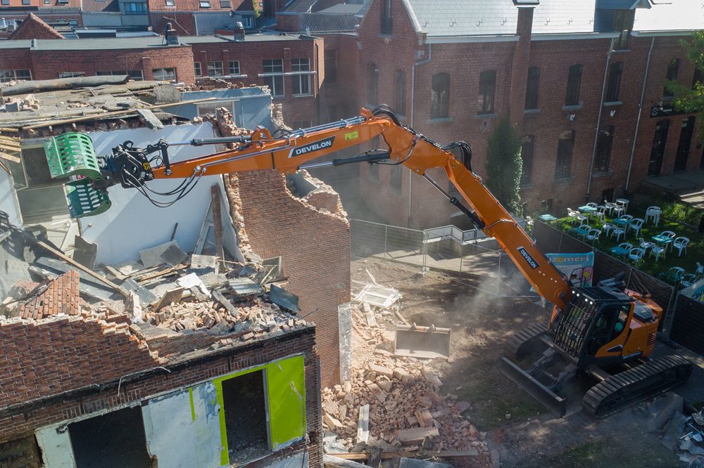 deloonwerker's tweet card. Afbraakwerken Kris de Schepper nam onlangs de eerste Develon DX140RDM-7 sloopmachine in gebruik, een Benelux-primeur.