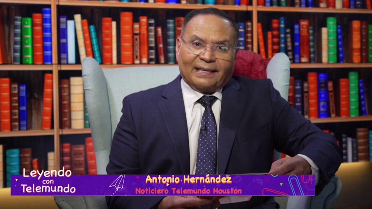 TelemundoHou's tweet card. El presentador Antonio Hernández lee el “Gran Oso”.