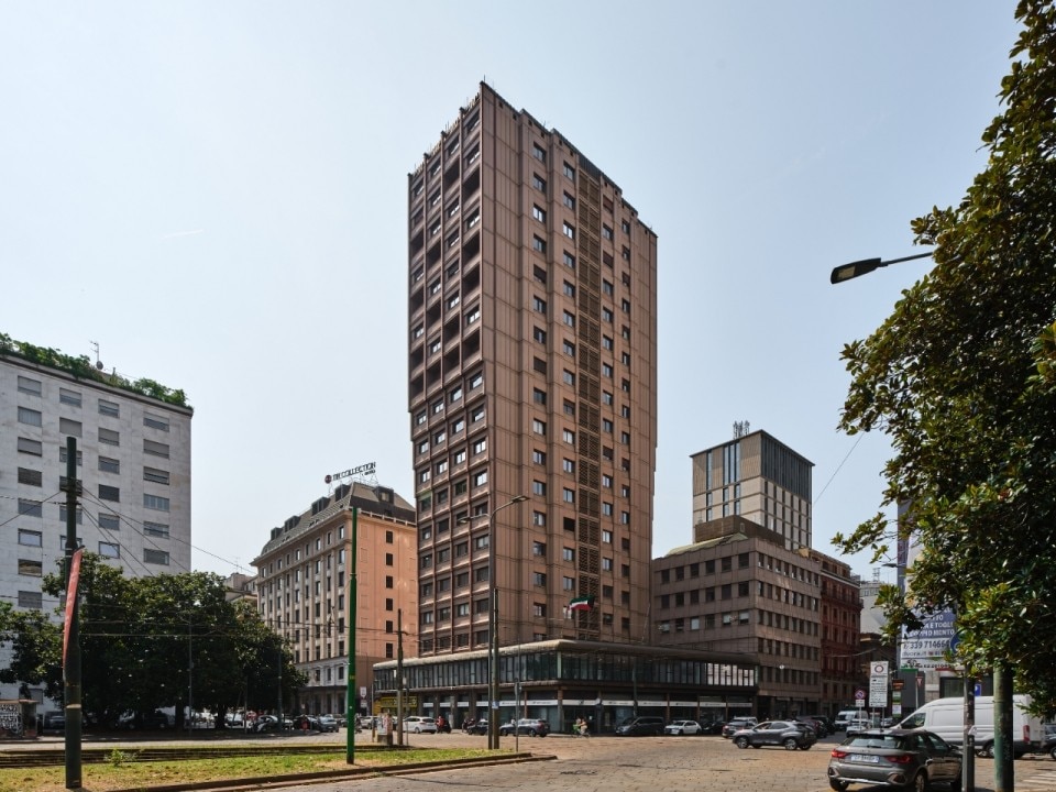 DomusWeb's tweet card. An exclusive itinerary by Domus through the towers of Italy’s first downtown — today an open-air archive of Milanese Modernism.