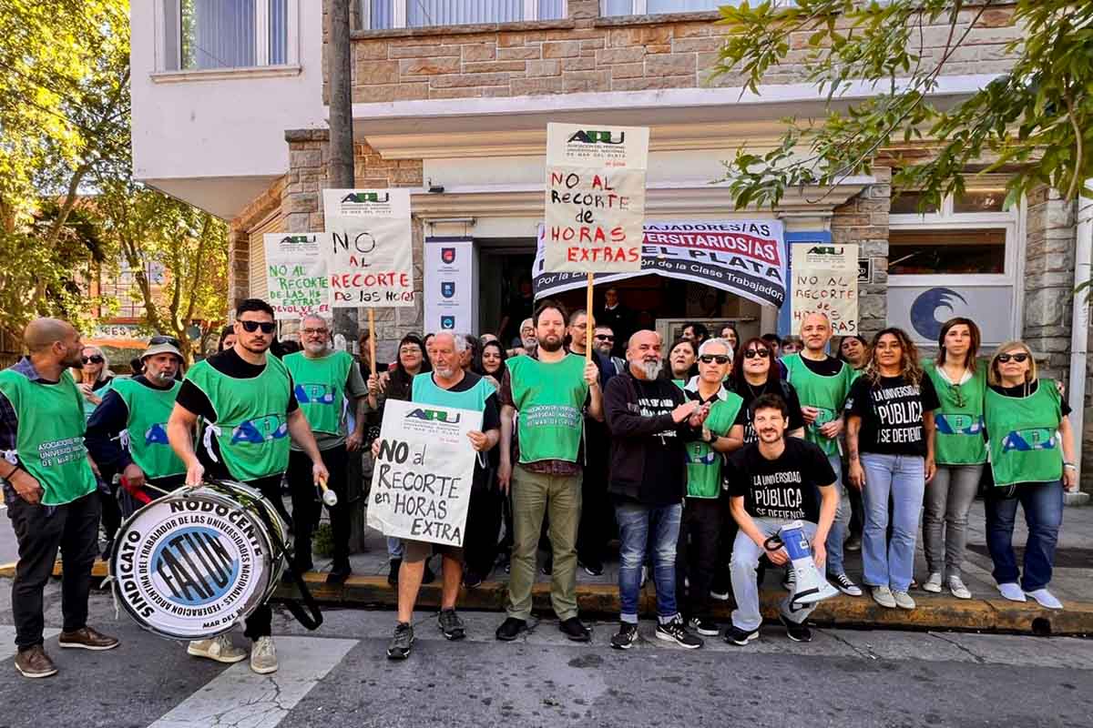 quedigital1's tweet card. La Asociación del Personal Universitario (APU) asegura que parte de esas horas extras permiten sostener servicios ante la falta de personal.