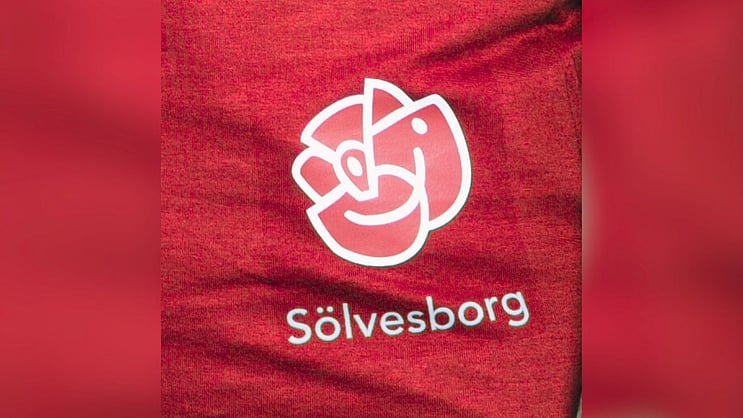 Riksstudios's tweet card. En 72-årig man, gift med en S-topp i Sölvesborg, åtalas nu för barnpornografibrott.Enligt stämningsansökan ska mannen via appen KiK ha spridit 13 filer med över