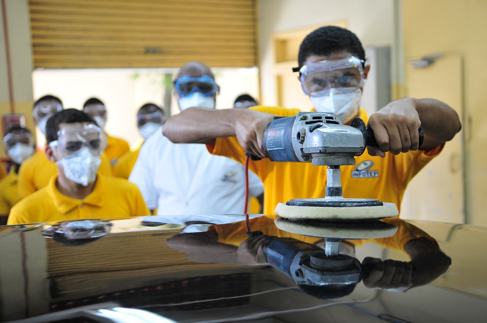 ElDia_do's tweet card. 
El programa combina aula y práctica laboral en 52 ocupaciones, ajustando la formación a las necesidades reales del mercado.