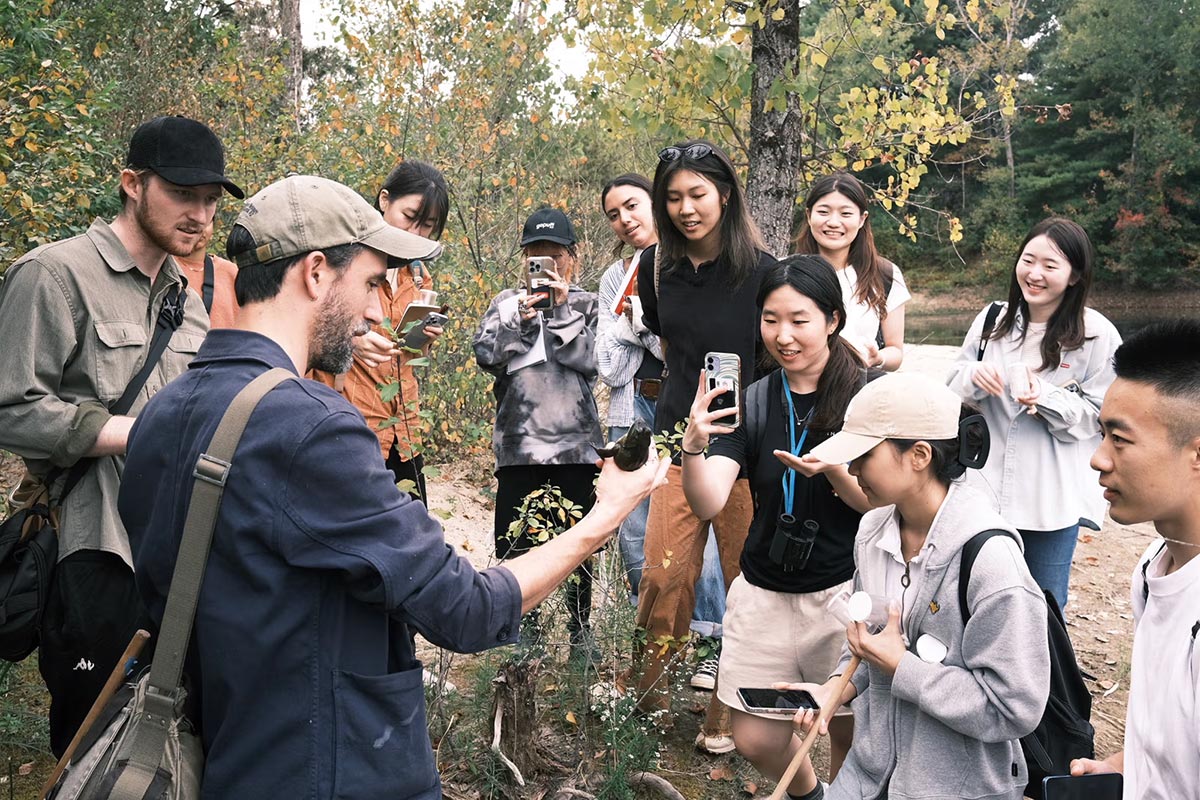 RMovilidad3's tweet card. El robo de carga en México continúa concentrándose en las regiones centro y sureste, que pese a reducir su incidencia en 6.2 puntos porcentuales, aún acumulan casi 80% de los casos. Overhaul reporta...