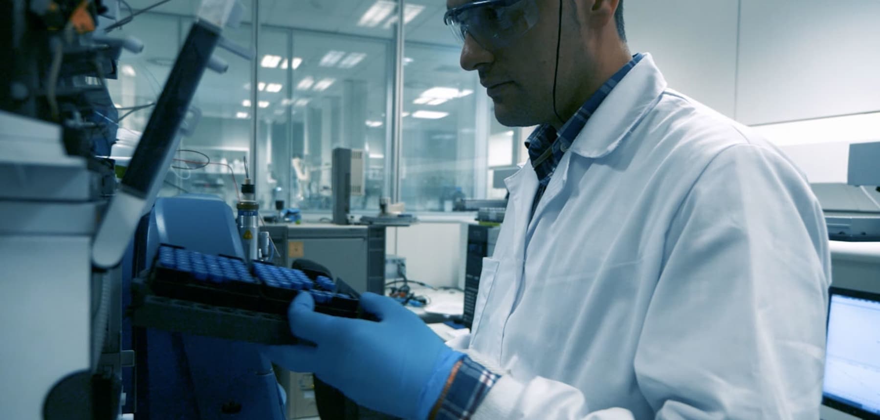 AMSlab's tweet card. Conoce las empresas que componen AMSlab, un grupo líder en biotecnología: AMSvet, AMSbiopharma, CIFGA, AMSfood y Nexotech.