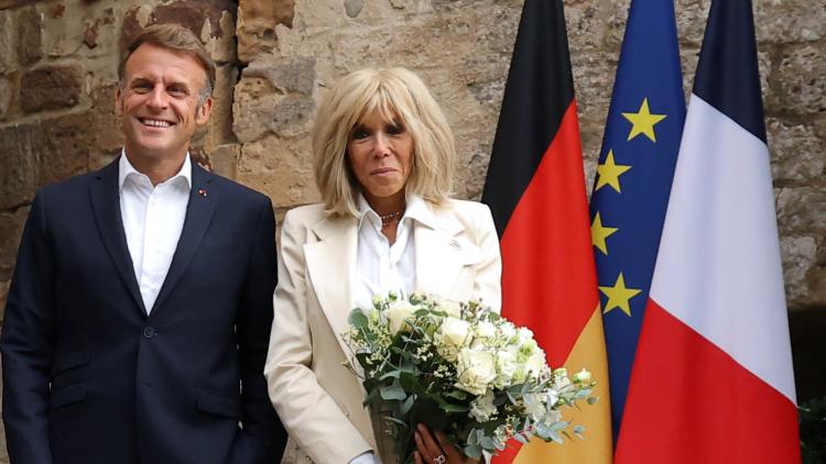 CNEWS's tweet card. Dans le cadre d’un procès contre l’influenceuse américaine Candace Owens pour diffamation, le couple présidentiel, d’Emmanuel et Brigitte Macron va présenter «des