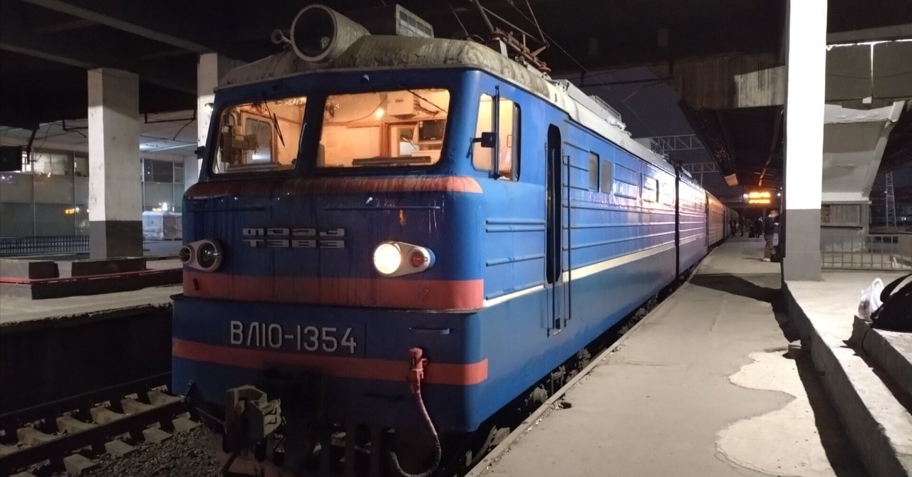 Informatikerln's tweet card. 概要 寝台夜行列車371番アルメニア号です。ジョージアの首都トビリシとアルメニアの首都エレヴァンを結びます。夏季はトビリシで終わらず黒海の街バトゥミまで走ります。奇数日はトビリシ→エレヴァン、偶数日はエレヴァン→トビリシといった具合に、基本2日ごとの運行。 2025年11月3日20時20分トビリシ発、2025年11月4日06時55分エレヴァン着。走行時間10時間35分。一等車を一室お買い上げ...