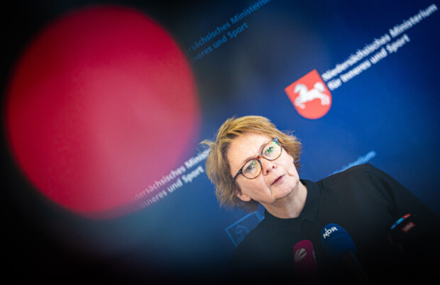 TichysEinblick's tweet card. Die Nationalitätennennung von Tatverdächtigen sei nicht "sachgerecht" kritisiert die niedersächsische Innenministerin Behrens. Ein Berliner Staatssekretär spricht gar von "Rechtspopulismus". Und auch...