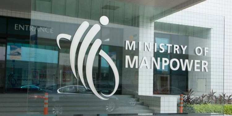 tamilmicsetsg's tweet card. Singapore Work Passes: வேலை அனுமதியை (Work pass) போலியான முறையில் 18 வெளிநாட்டு ஊழியர்களுக்கு விற்க சதித் திட்டம் தீட்டியவருக்கு இரண்டு ஆண்டுகள் சிறைத் தண்டனை விதிக்கப்பட்டுள்ளது. அந்த 18 பேருக்கும்...