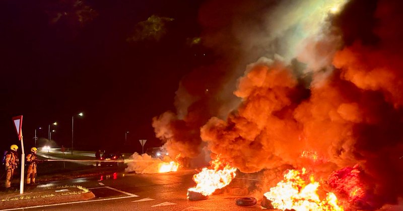 Autobanden in brand gestoken in Arnemuiden