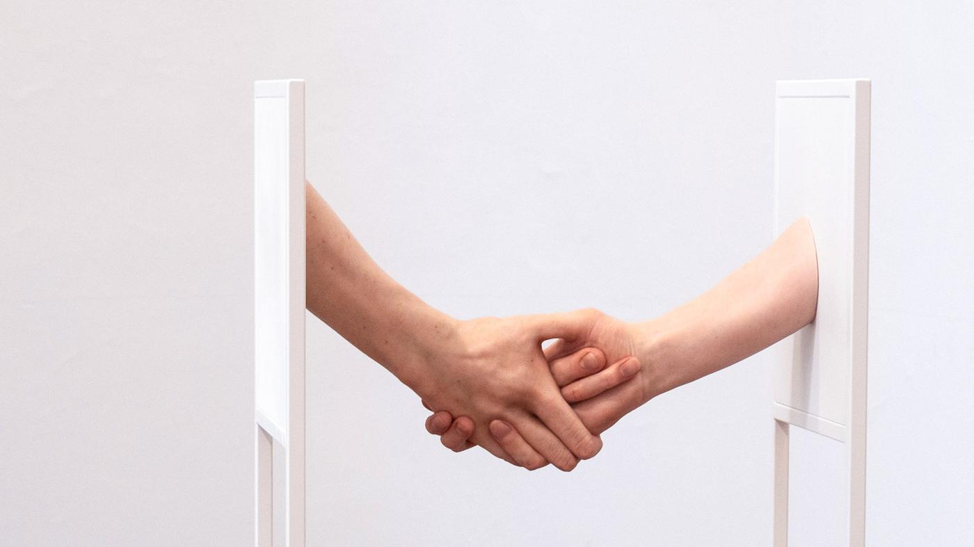 office_impart's tweet card. Die Grenzbereiche zwischen digitaler und realer Welt sind schwer zu durchdringen. Der niederländische Künstler Constant Dullaart hat da ein paar Ideen.