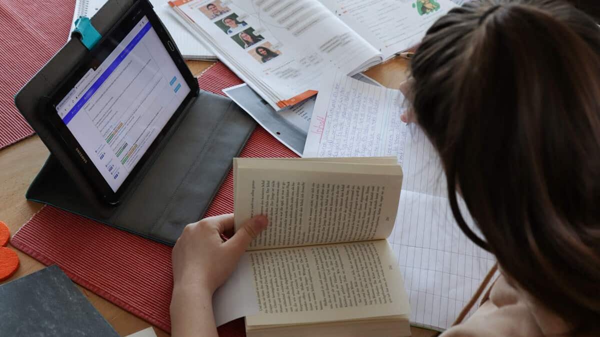 Classo_Edtech's tweet card. Mieux vaut miser sur une rentrée automnale réussie avec un accès universel à du matériel informatique, estime un spécialiste en éducation.