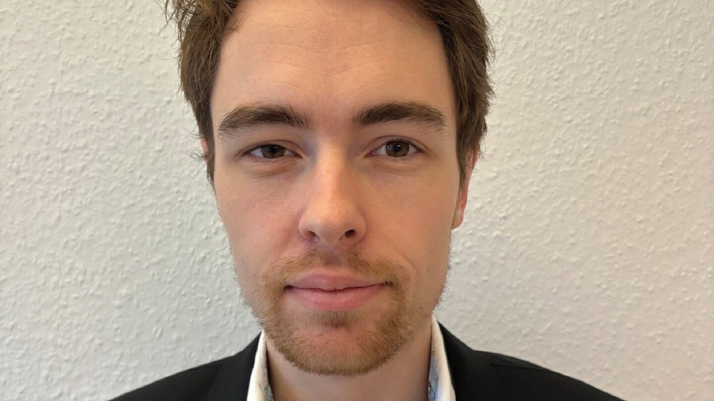 PhysicsToday's tweet card. Axel Hübner tests financial models for a bank