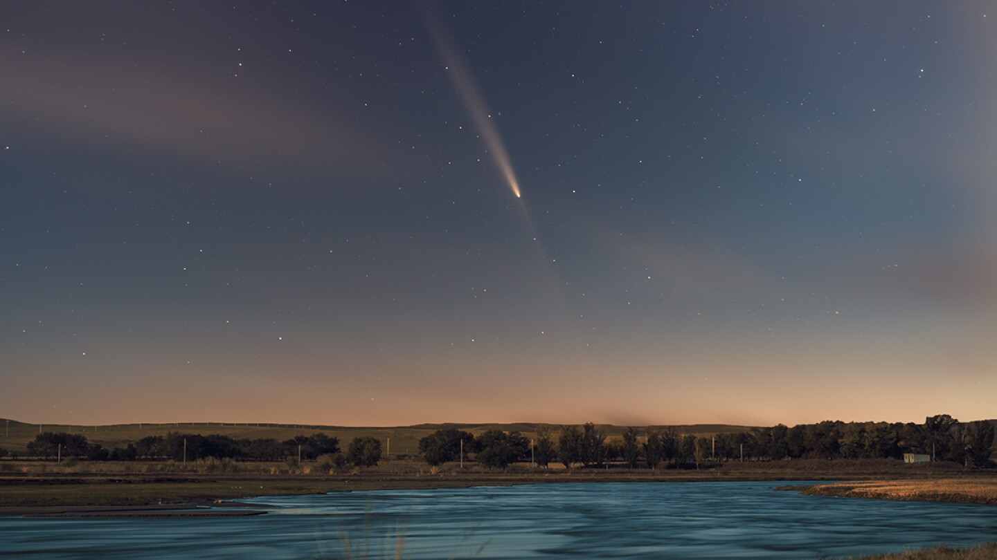 PhysicsToday's tweet card. A comet’s ghost tail