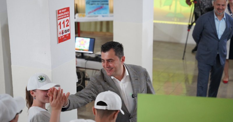 Tweet card summary image