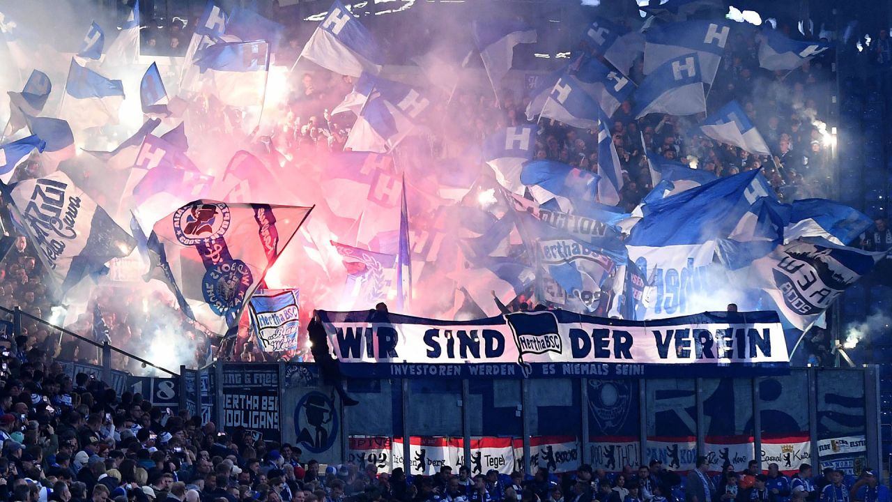 Fanhilfe_Hertha's tweet card. Ein Konflikt als Dauerbrenner des deutschen Fußballs: Sollte Pyrotechnik ein Teil des Stadionerlebnisses sein oder nicht? Das Feuer der Fans hat symbolische Bedeutung – und wird so schnell nicht aus...