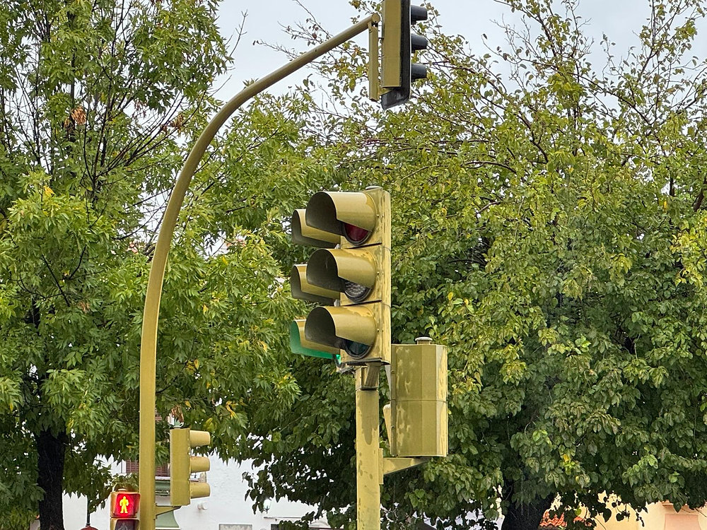 sevillaenmove's tweet card. Los semáforos de Alcalá del Río, sobre todo en la Avenida de Andalucía, la zona más transitada de la localidad, volvieron a fallar el martes 11 de noviembre, complicando el tráfico y la circulación...