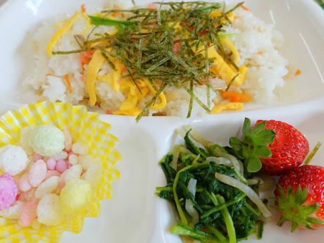 binarycaptured's tweet card. 日の出町団地集会所(足立区日ノ出町)で2月24日、「ひので地域食堂」が開かれた。