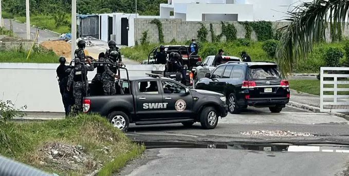 ElDia_do's tweet card. El Ministerio Público y la Dirección Nacional de Control de Drogas (DNCD) llevaron a cabo un operativo que resultó en el apresamiento de 16 ...