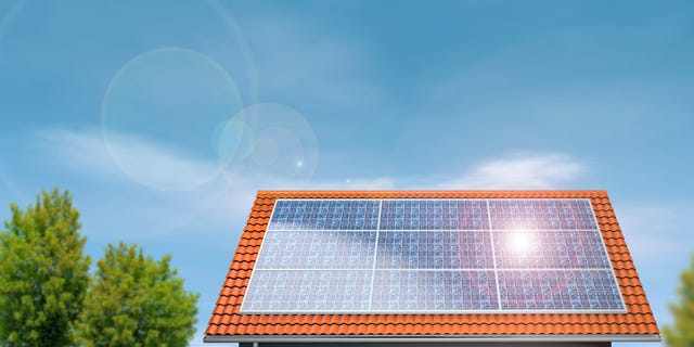 StraightUpSolar's tweet card. Why not return the favor?