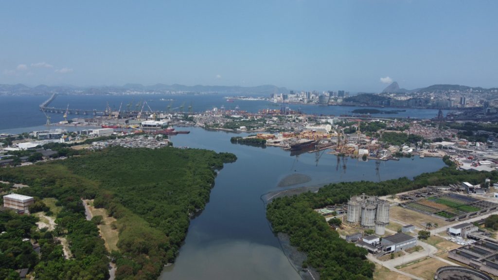 AgnesCallamard's tweet card. 520 million children live within 5km of fossil fuel infrastructure.