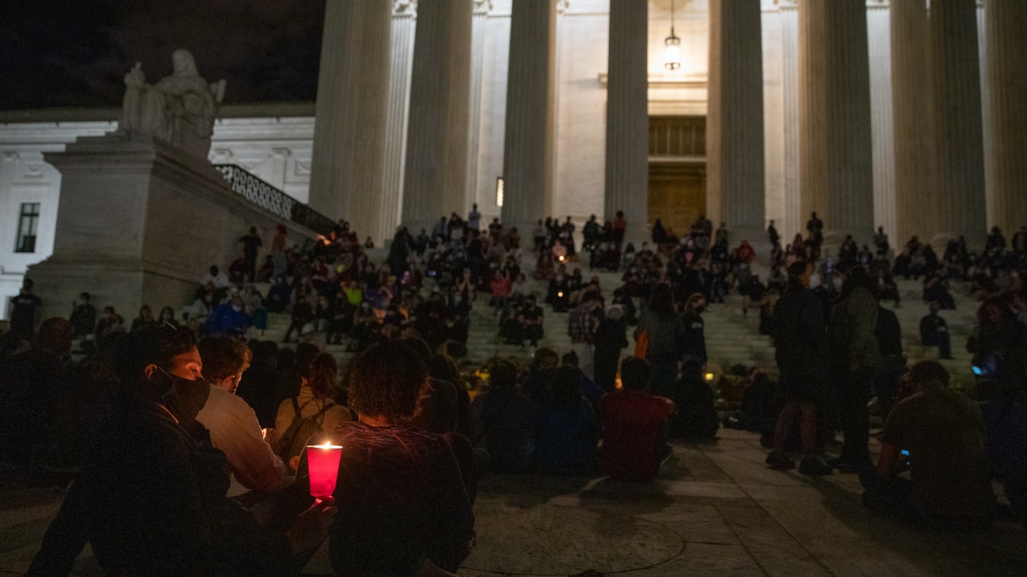washingtonpost's tweet card. The death of Supreme Court Justice Ruth Bader Ginsburg sent shock waves through the country Friday night, igniting debate about the future of the high court.