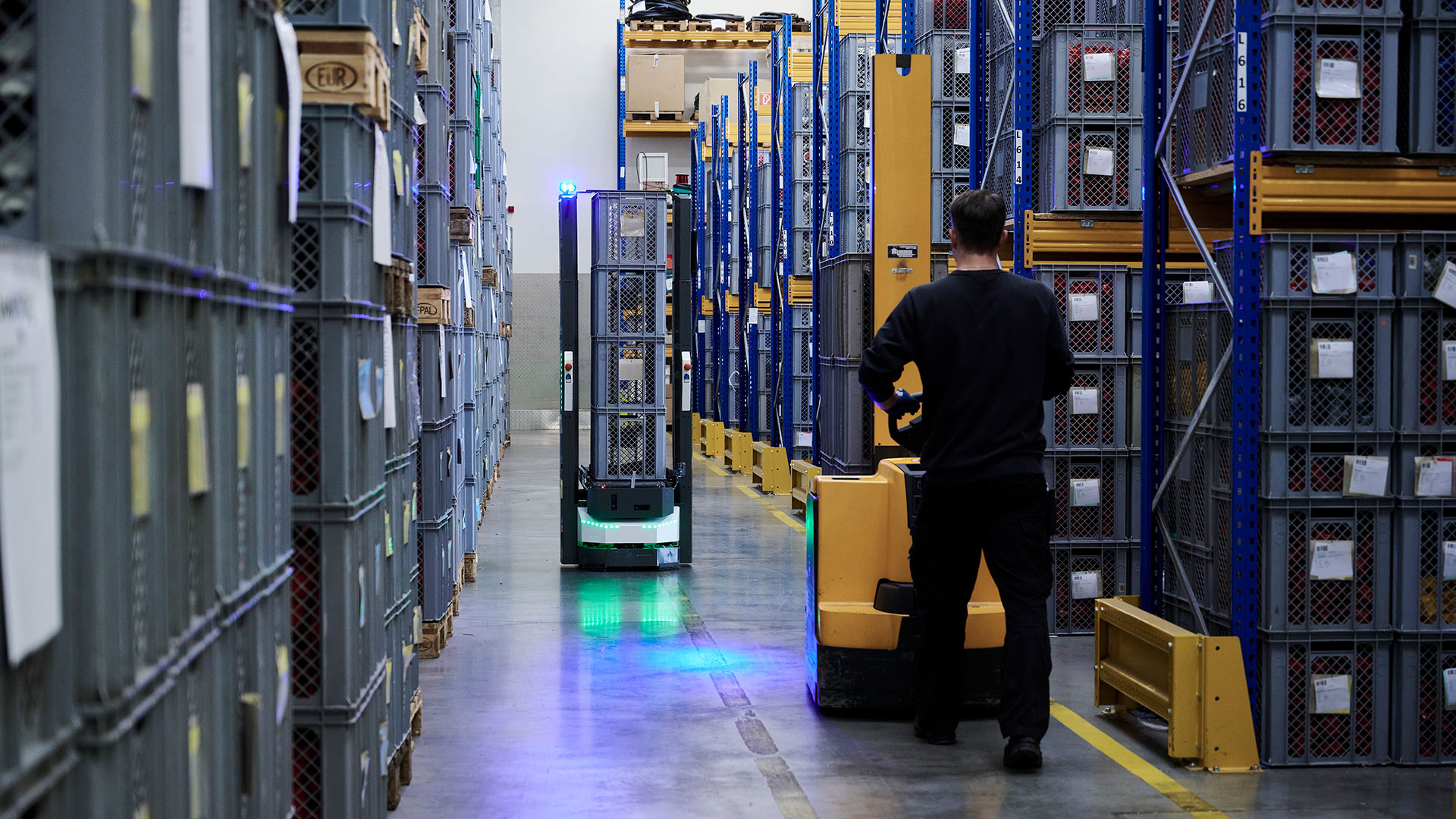 KNAPP_AG_de's tweet card. The Open Shuttles, our autonomous mobile robots (AMRs for short), handle the internal transport of empty containers at PC Electric, making the company's processes more efficient.