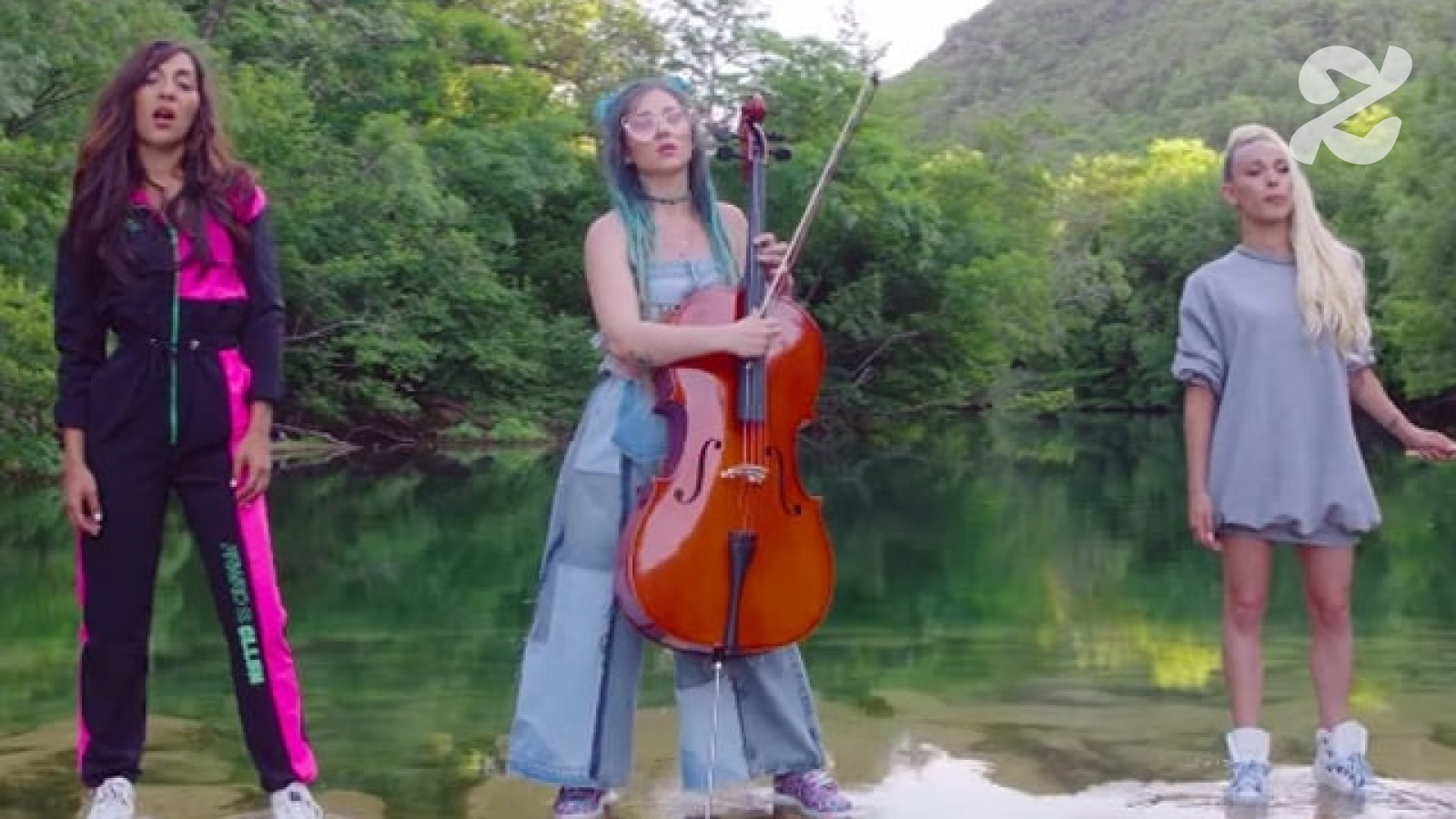 Madmoizelle's tweet card. Lucie, Élisa et Juliette, alias L.E.J, ont sorti le rituel mashup musical de l'été avec les tubes de 2019 !