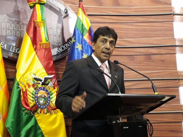 elpaisbo's tweet card. El ministro de Hidrocarburos, Víctor Hugo Zamora, admitió este martes que una de las cláusulas de la octava adenda de contrato firmada en marzo por un periodo de cinco años, entre Yacimientos...