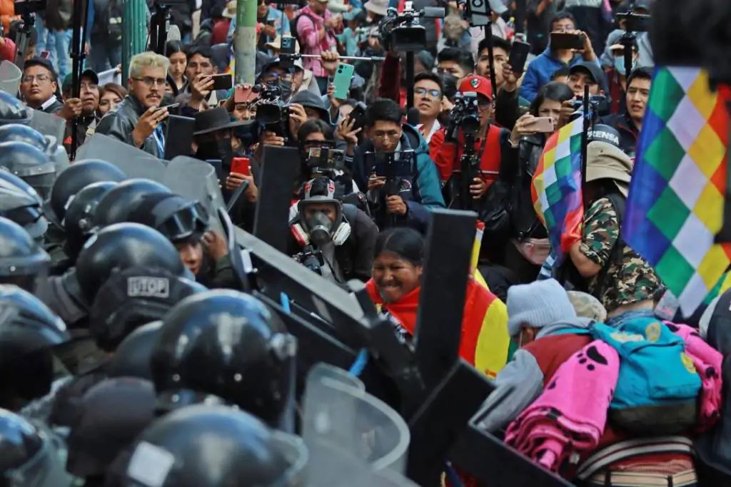 veritxpress's tweet card. Oscar Rotundo: Gerada pela situação econômica e judicialização de Evo Morales, violentos enfrentamentos das forças policiais do Governo do MAS irromperam contra manifestantes do MAS em Lá Paz