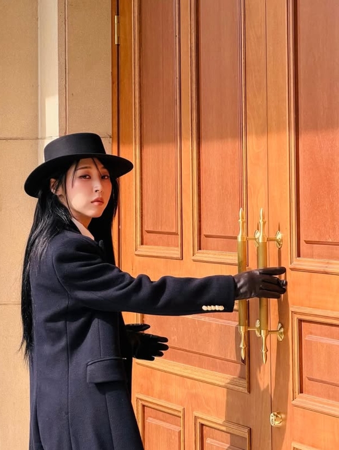 yongmogu's tweet card. Moonbyul of Mamamoo has shared photos from a recent shoot.On the 13th, Moonbyul posted several photos on her Instagram account along with the caption, “2026 Season’s Greetings.”In the released...