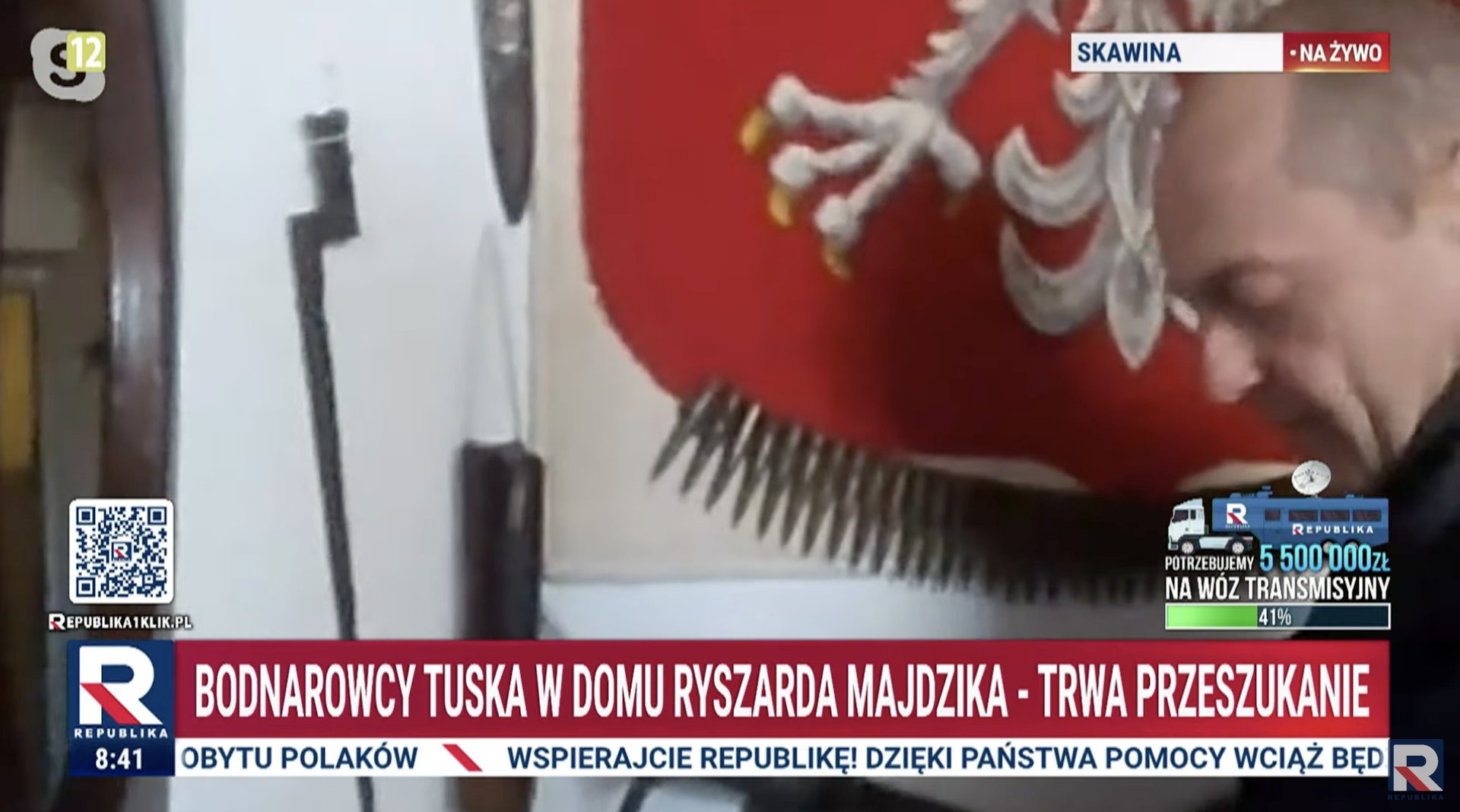 RepublikaTV's tweet card. Dziś rano w mieszkaniu Ryszarda Majdzika, działacza opozycji antykomunistycznej, pojawiła się policja. Funkcjonariusze mają szukać "broni palnej". "Napadli na moje mieszkanie, jak w stanie wojennym"...