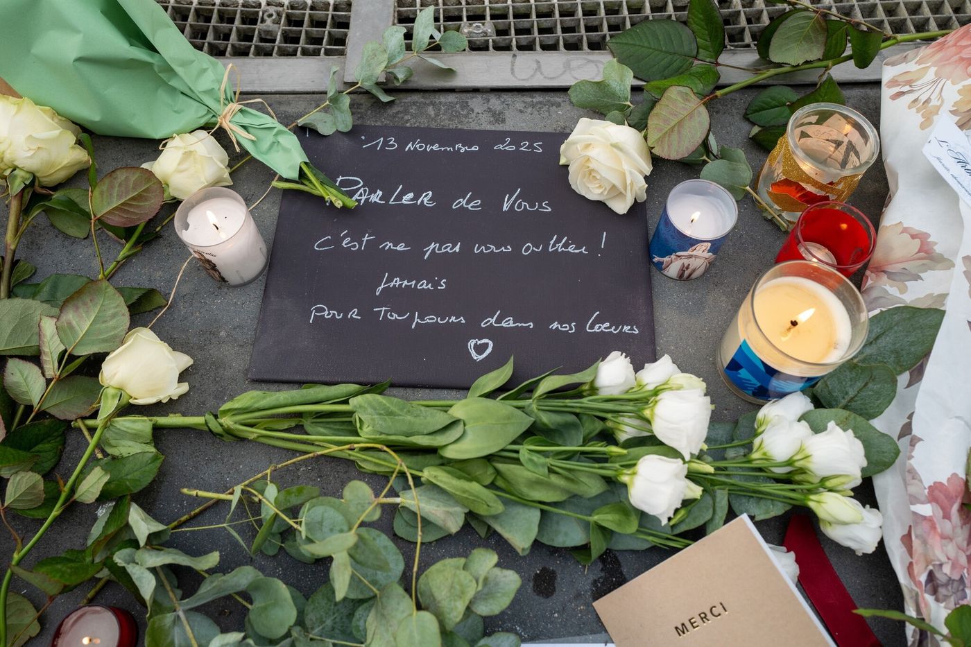 PierredeGaulle's tweet card. Jeudi 13 novembre, dix ans après les attaques djihadistes à Paris et Saint-Denis, les cérémonies en hommage aux victimes se sont succédées sur chacun des lieux touchés. Derrière les autorités...