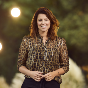 ShowbizzNWNL's tweet card. Roos Moggré maakt de overstap van AVROTROS naar BNNVARA. Vanaf februari begint ze bij de omroep; ze zal onderdeel worden van het presentatieteam van Pauw