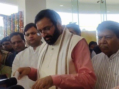 DainikBhaskar's tweet card. कहा-घनी बरसात आती है तो जलभराव होगा ही;...