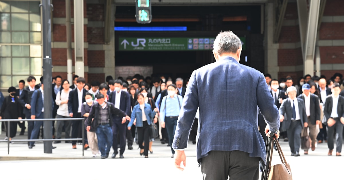 nikkei's tweet card. 2025年、中小企業を含むすべての企業に対して65歳までの雇用確保が完全に義務付けられた。これで、公的年金受給年齢と多くの人が就業を終える年齢が一致した。令和の老後生活は「65歳から」と言える。老後生活にはいくら必要なのか、家計調査に基づいて試算した。65歳からの老後生活は90代までを想定したい。平均寿命は男女とも、20年をピークにやや短くなった。24年の簡易生命表では、65歳の平均余命は男性が